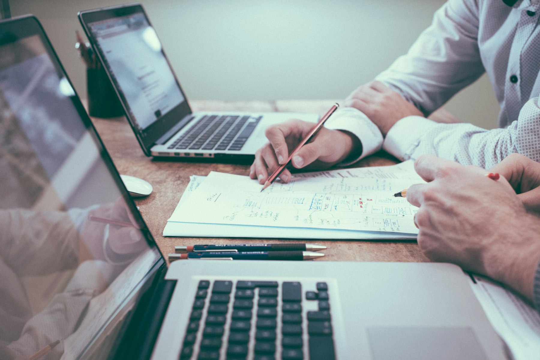 Asesor y cliente revisando un plan financiero